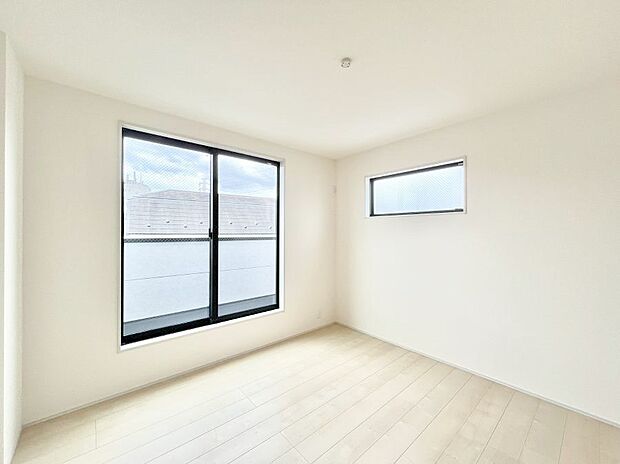 ◆2号棟◆～Bed Room～　マンションと違い部屋数が多いのが戸建てのメリットです。ご家族が増えたことで手狭に感じていた住まいも戸建てでは各居室プライバシーを保つことができます。