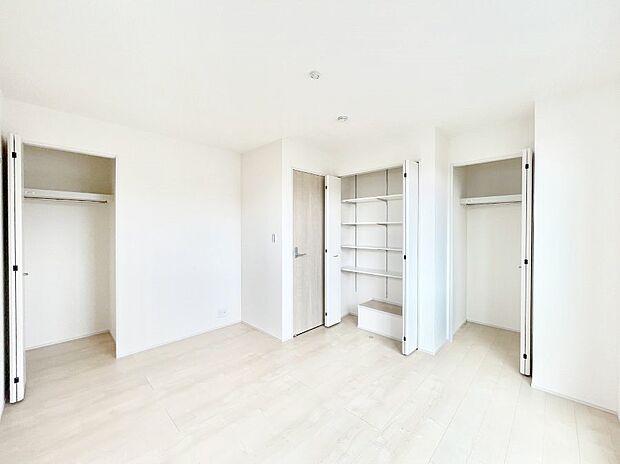 ◆2号棟◆～Bed Room～  全居室には収納クローゼットを完備！普段使いのお洋服や小物はもちろん、季節物のお洋服などもしっかりと整理整頓おしまい頂けます。  居室空間を広く使用できますね。