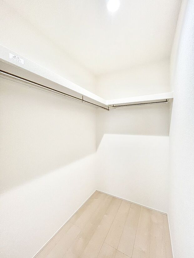 ◆2号棟◆～Walk-in Closet～　たくさんの洋服をかけてもシワになりにくいウォークインクローゼット。洋服以外にも、普段使わない家電やスーツケース、ストック品など何でも片付く嬉しい空間です。