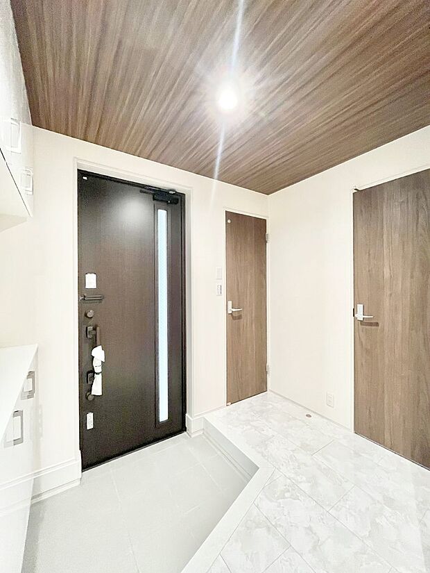 ◆1号棟◆~Entrance~ 玄関は家の顔といわれますが我が家のセンスをさりげなく感じさせる魅力ある玄関造りも楽しみの一つ。帰宅する度に家族がほっとできる心地よい空間造りも大切ですね♪
