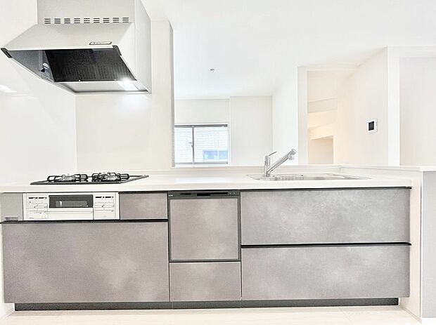 ◆1号棟◆~Kitchen~ 会話が弾むリビング、料理が愉しくなるキッチン。家は、ただ生活する場ではなく、暮らしを愉しく、快適にする場所。笑顔の毎日、安らぎの日々のために、最新の設備・仕様を採用。