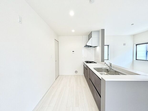◆1号棟◆~Kitchen~ 広くて使いやすいキッチンなら家族でいっしょに料理をつくったり、後片付けも手間なくできちゃいます♪収納もたっぷりあるので、いつもすっきりと清潔な印象を保てます。