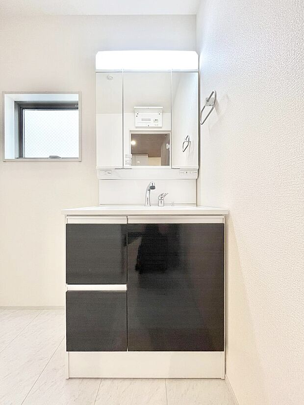 ◆1号棟◆~Dressing Room~ 暗くなりがちな洗面所も窓があると採光と換気が可能なので気持ちよくお使い頂けます。三面鏡タイプの洗面台は鏡裏収納で散らかりがちな洗面所もスッキリ♪