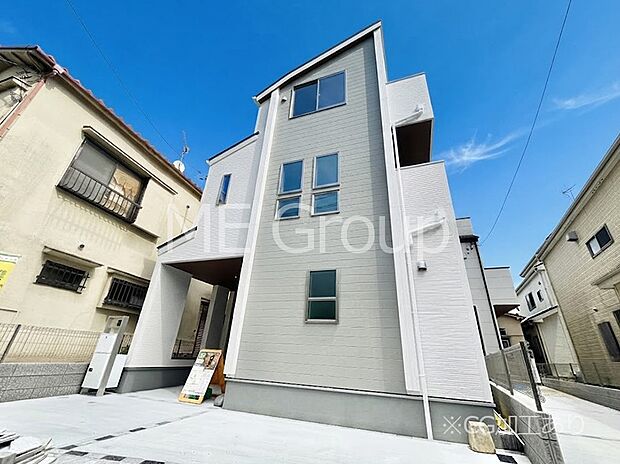 ◆1号棟◆~Exterior~ 堂々たる趣ながら、主張し過ぎずどこか余裕を感じさせるシャープなフォルムで佇む邸宅は、晴天の空と照らし合わせる事で、本来あるべき完成形の姿を見せてくれます。
