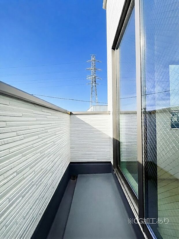 ◆1号棟◆~Balcony~ 大きな空に囲まれた気持ちのいい家。バルコニーを覗くだけで圧倒的な開放感に包まれます。バルコニーは陽がさしこみお布団や洗濯物を気持ちよく干すことができます。