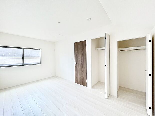 ◆1号棟◆~Bed Room~ 全居室には収納クローゼットを完備!普段使いのお洋服や小物はもちろん、季節物のお洋服などもしっかりと整理整頓おしまい頂けます。 居室空間を広く使用できますね。