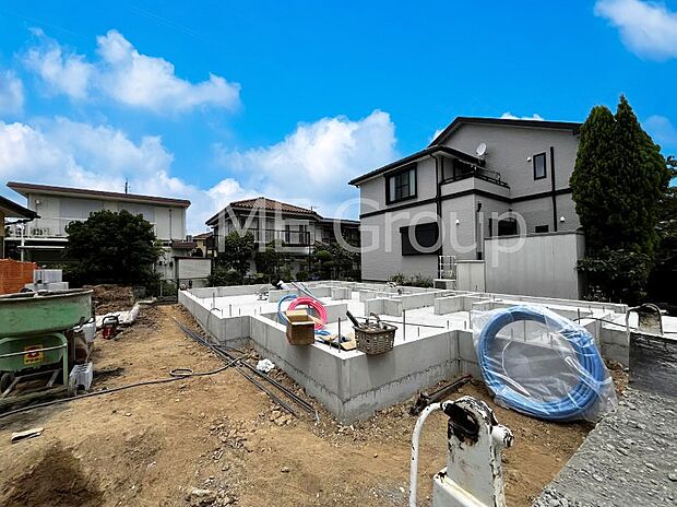 ~Exterior~ 閑静な住宅地で子育て家族にピッタリ。 毎日のお散歩も快適な緑に恵まれたエリアで、自然に包まれた穏やかな暮らしを実現するための、ゆとりある住環境が整っています。