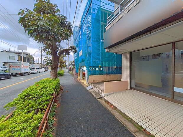 ~Exterior~ 前面道路:北 15.98m 公道 一戸建ての大きなメリットは、自分達の「土地」を「自由に」使える事です。ガーデニングやDIY,車やバイクの趣味など様々な用途で利用できます。