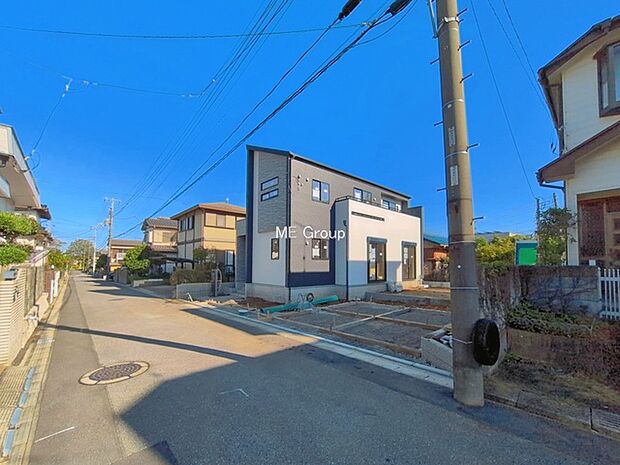 ～Exterior～　前面道路：南西 5m 公道　前面道路は閑静な住宅地をはしる車通りの少ない道路。駐車の出し入れもらくらくです！ご不明点・現地見学のご希望は、お気軽にお問い合わせください！