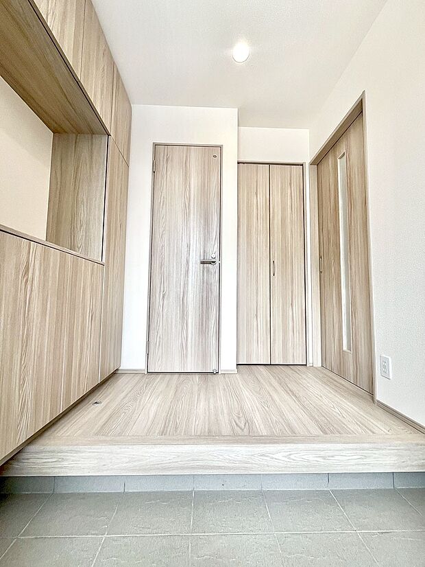 ~Entrance~ 玄関は家の顔といわれますが我が家のセンスをさりげなく感じさせる魅力ある玄関造りも楽しみの一つ。帰宅する度に家族がほっとできる心地よい空間造りも大切ですね♪