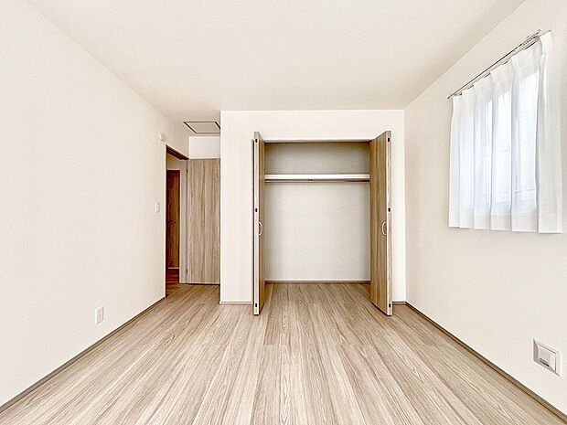 ~Bed Room~ 全居室には収納クローゼットを完備!普段使いのお洋服や小物はもちろん、季節物のお洋服などもしっかりと整理整頓おしまい頂けます。 居室空間を広く使用できますね。
