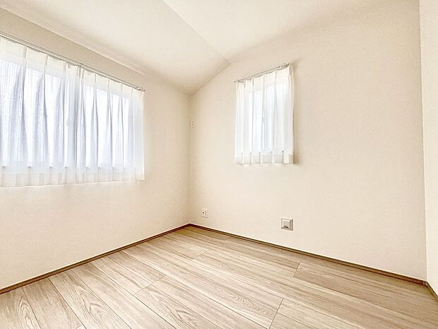 ~Bed Room~ 部屋数が多いのが戸建てのメリットです。ご家族が増えたことで手狭に感じていた住まいも戸建てでは各居室プライバシーを保つことができます。住まいにゆとりが生まれ心もリラックスできます♪