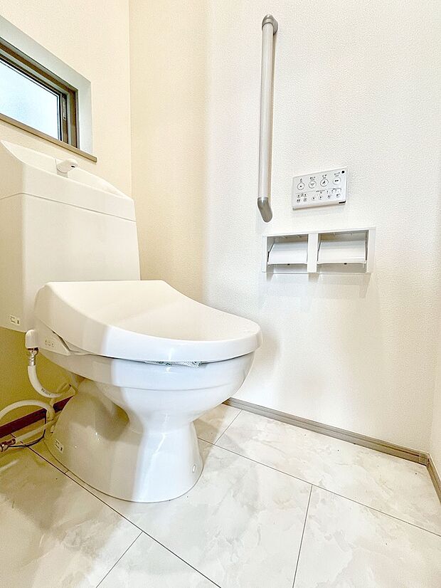～Toilet～　綺麗・スッキリ・快適なウォシュレット付トイレでくつろげる空間です。1、2階共にトイレスペース！採光もあり明るく、快適空間となっております♪毎日使う場所だからこその配慮です！
