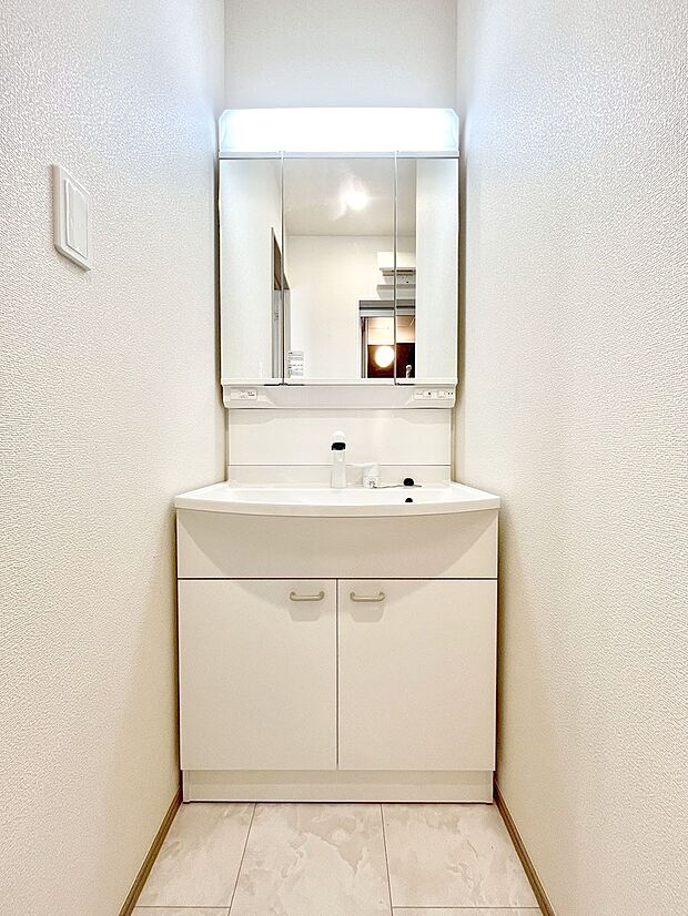 ~Dressing Room~ 清潔感溢れる色合いで統一されていると、スッキリと整った印象をうけます。 鏡の裏にはたっぷりと収納スペースを標準装備! 水廻りは、シンプルかつ機能性を重視して。
