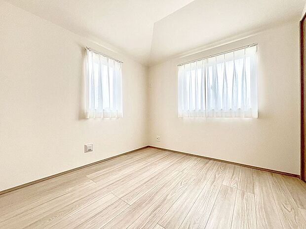 ～Bed Room～　2面採光を確保した明るい室内は、風通しも良く、大変居心地の良い空間となっております。爽やかな風を感じて起きる朝は、快適生活の始まりに！日当たりや通風がとても良い住まい♪