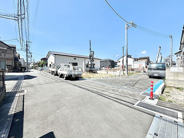 ~Exterior~ 前面道路は閑静な住宅地をはしる車通りの少ない道路。駐車の出し入れもらくらくです!ご不明点・現地見学のご希望は、お気軽にお問い合わせください!