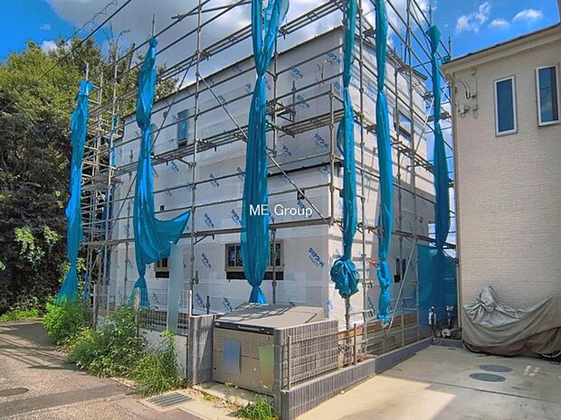 ~Exterior~ 角地により陽当り・風通し良好です。一戸建ての大きなメリットは、自分達の「土地」を「自由に」使える事です。ガーデニングやDIY,車やバイクの趣味など様々な用途で利用できます。