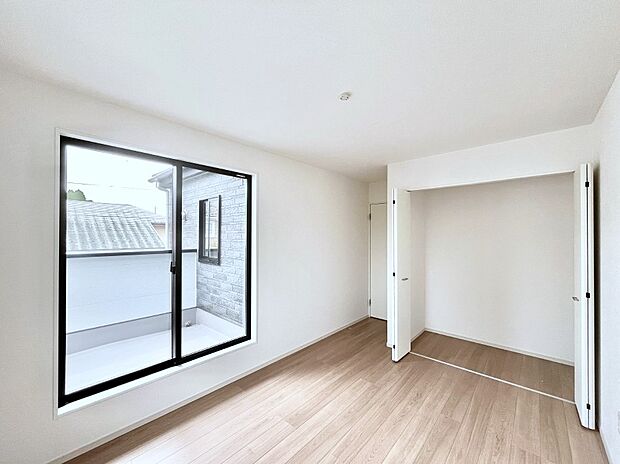 ~Bed Room~ バルコニーからの明るい日差しが差し込みます。日照に恵まれたお部屋。柔らかい自然光で朝目覚める暮らしが送れるだろう。また、機能的な収納を配置して、片付いた空間も実現出来そう。