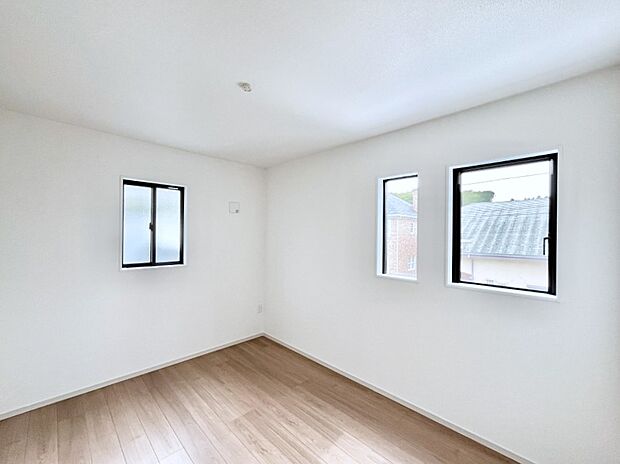 ～Bed Room～　子供部屋はお子様にとって大変重な役割があります。子供一人で過ごす空間を与えることで、宿題や勉強時間も自然と増えまた自ら部屋の片付けや掃除なども促すことに繋がります。
