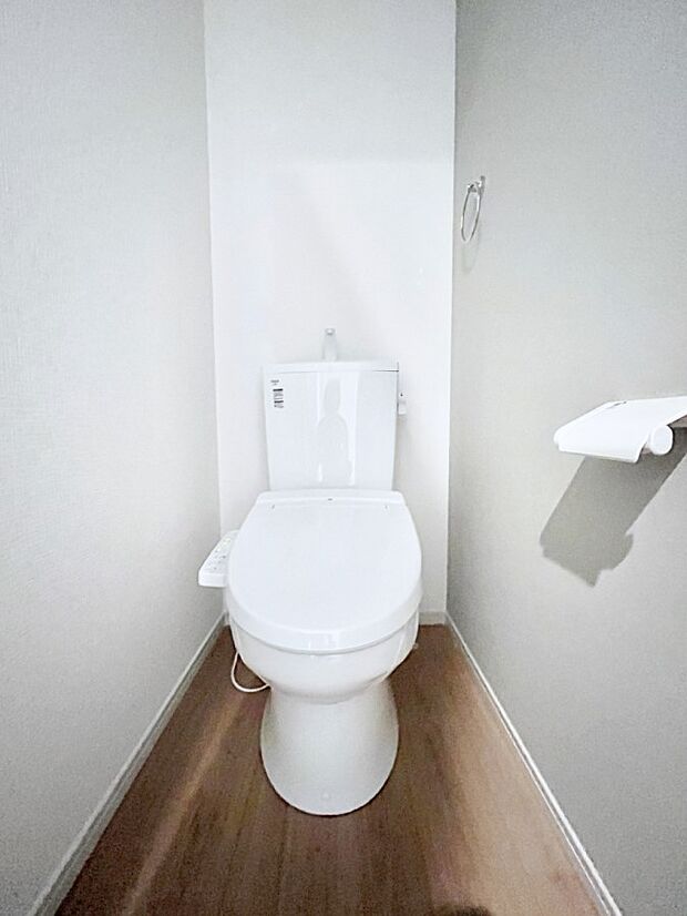 ~Toilet~ 綺麗・スッキリ・快適なウォシュレット付トイレでくつろげる空間です。トイレは毎日使わざるを得ないもの。いつも清潔を保ちたいですね。トイレが2ヶ所あるので朝の混雑時に便利です!
