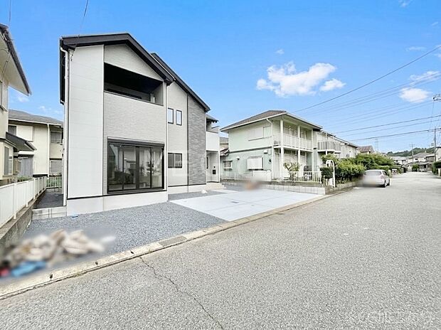 ~Exterior~ 前面道路:南 6m 公道 前面道路は閑静な住宅地をはしる車通りの少ない道路。駐車の出し入れもらくらくです!ご不明点・現地見学のご希望は、お気軽にお問い合わせください!
