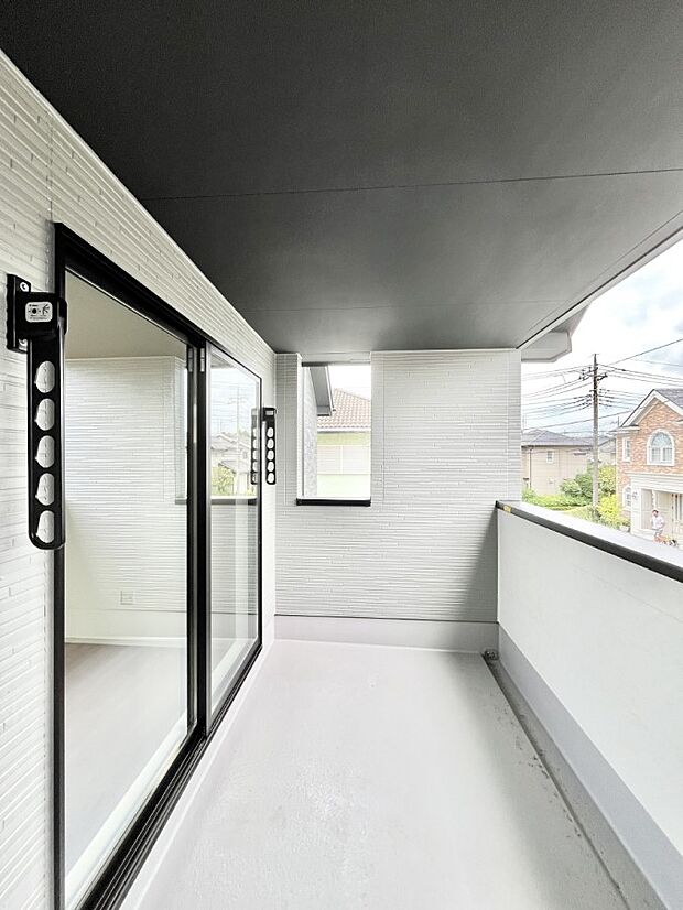 ～Balcony～　大きな空に囲まれた気持ちのいい家。バルコニーを覗くだけで圧倒的な開放感に包まれます。バルコニーは陽がさしこみお布団や洗濯物を気持ちよく干すことができます。