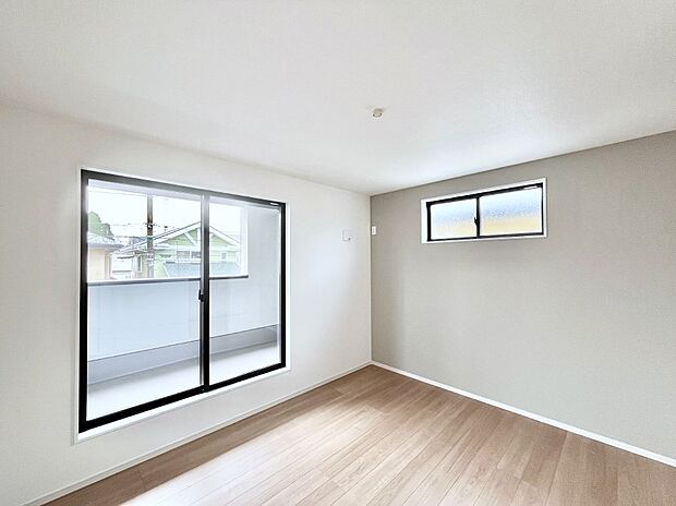 ~Bed Room~ 2面採光を確保した明るい室内は、風通しも良く、大変居心地の良い空間となっております。爽やかな風を感じて起きる朝は、快適生活の始まりに!日当たりや通風がとても良い住まい♪