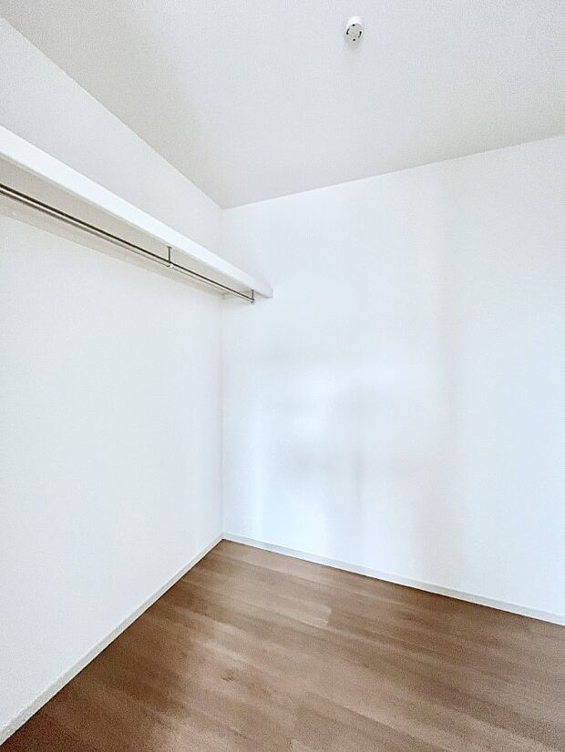 ~Walk-in Closet~ 必要なものやコーディネートを一覧して確認でき、身支度や準備が短時間で済むウォークインクローゼットを設置しました。家の中をすっきりとさせる便利な収納スペースです。