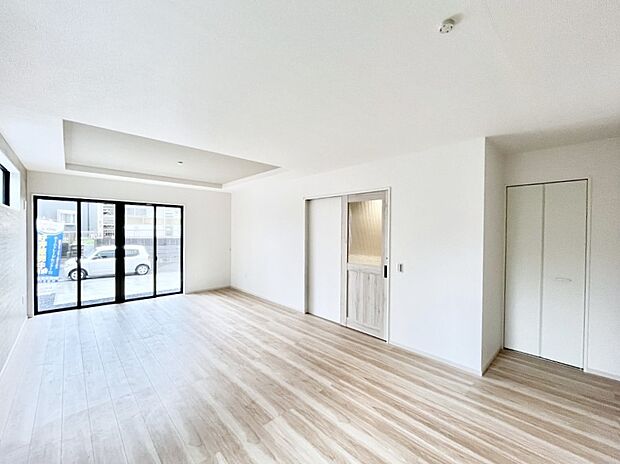 ～Living～  豊かな陽光がこの場所を照らしだす。  光溢れるこの空間はみんなの笑顔が集う場所、時を忘れ、つきることのないたわいもない会話を楽しむ時間、たくさんの思いが綴られる場所。