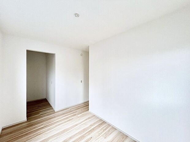 ～Bed Room～  全居室には収納クローゼットを完備！普段使いのお洋服や小物はもちろん、季節物のお洋服などもしっかりと整理整頓おしまい頂けます。  居室空間を広く使用できますね。