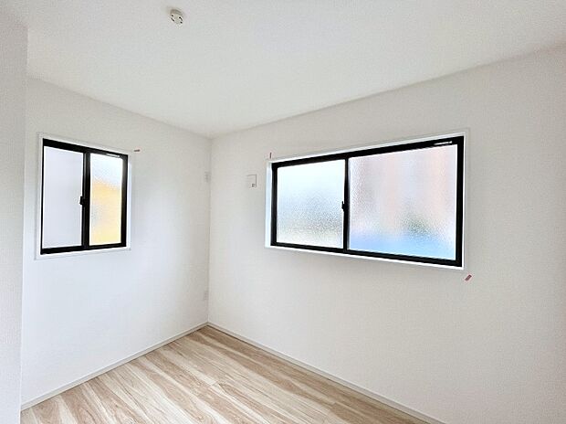 ～Bed Room～　2面採光を確保した明るい室内は、風通しも良く、大変居心地の良い空間となっております。爽やかな風を感じて起きる朝は、快適生活の始まりに！日当たりや通風がとても良い住まい♪