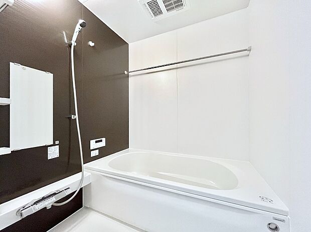 ～Bath Room～　ゆったりと足を伸ばして入浴することが可能！一日の疲れを癒す貴重なバスタイムです。お子様とご一緒でも十分な広さなので、リビングとは違った家族団欒のひと時をお楽しみいただけます。