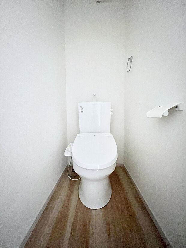 ～Toilet～　綺麗・スッキリ・快適なウォシュレット付トイレでくつろげる空間です。トイレは毎日使わざるを得ないもの。いつも清潔を保ちたいですね。トイレが2ヶ所あるので朝の混雑時に便利です！