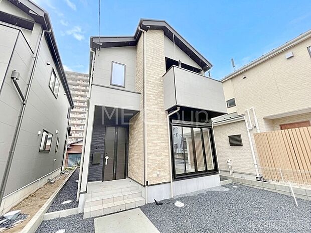 ～Exterior～　堂々たる趣ながら、主張し過ぎずどこか余裕を感じさせるシャープなフォルムで佇む邸宅は、晴天の空と照らし合わせる事で、本来あるべき完成形の姿を見せてくれます。