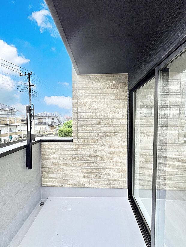 ～Balcony～  バルコニーは温かい陽がさしこみ、お布団や洗濯物を気持ちよく干すことができます。  使いやすく開放的なバルコニーです♪陽ざしがたっぷり降り注ぐ、バルコニー付き住まい。  