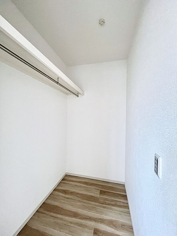 ～Walk-in Closet～　必要なものやコーディネートを一覧して確認でき、身支度や準備が短時間で済むウォークインクローゼットを設置しました。家の中をすっきりとさせる便利な収納スペースです。