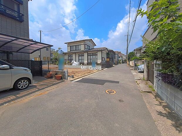 ~Exterior~ 前面道路:北東 5m 私道 前面道路は閑静な住宅地をはしる車通りの少ない道路。駐車の出し入れもらくらくです!ご不明点・現地見学のご希望は、お気軽にお問い合わせください!