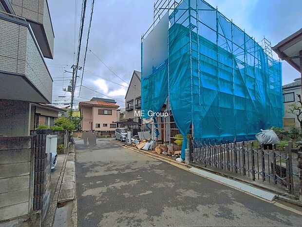 ~Exterior~ 前面道路:北東 5m 私道 前面道路は閑静な住宅地をはしる車通りの少ない道路。駐車の出し入れもらくらくです!ご不明点・現地見学のご希望は、お気軽にお問い合わせください!