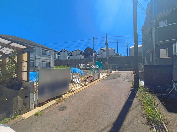~Exterior~ 前面道路:南西 4m 公道 前面道路は閑静な住宅地をはしる車通りの少ない道路。駐車の出し入れもらくらくです!ご不明点・現地見学のご希望は、お気軽にお問い合わせください!