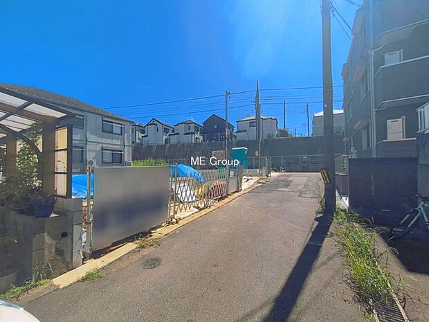 ~Exterior~ 前面道路:南西 4m 公道 前面道路は閑静な住宅地をはしる車通りの少ない道路。駐車の出し入れもらくらくです!ご不明点・現地見学のご希望は、お気軽にお問い合わせください!