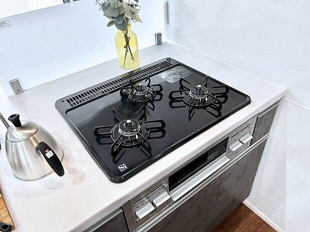 ガスコンロはSiセンサー搭載。火力調節や焦げ付き・消し忘れも防いでくれます。