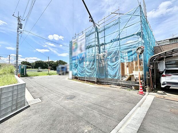 ~Exterior~ 前面道路は閑静な住宅地をはしる車通りの少ない道路。駐車の出し入れもらくらくです!ご不明点・現地見学のご希望は、お気軽にお問い合わせください!