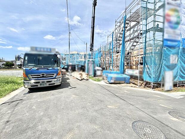 ～Exterior～　前面道路は閑静な住宅地をはしる車通りの少ない道路。駐車の出し入れもらくらくです！ご不明点・現地見学のご希望は、お気軽にお問い合わせください！