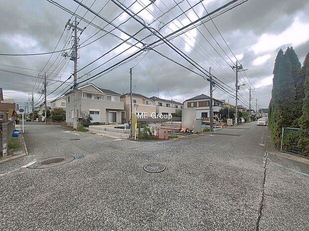 ～Exterior～　前面道路：南東 6m 公道、西 6m 公道　低層の一戸建てを中心とした街並みが整然と続き、周辺は高い建物が建っていないので、緑の多い閑静な趣を感じる環境です。
