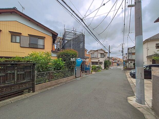 ~Exterior~ 前面道路:東7.7m公道、西5.7m公道 低層の一戸建てを中心とした街並みが整然と続き、周辺は高い建物が建っていないので、緑の多い閑静な趣を感じる環境です。
