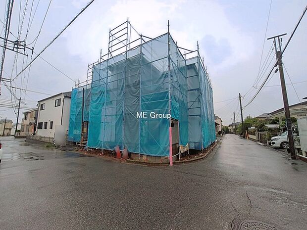 ～Exterior～　前面道路： 北東 6m 公道、北西 5m 公道　前面道路広々2台駐車OK♪ お車の出し入れもスムーズで、毎日の運転がさらに快適に。気軽にカーライフを楽しめる住まいです♪