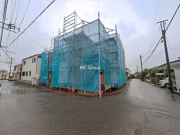 ～Exterior～　前面道路： 北東 6m 公道、北西 5m 公道　 お車の出し入れもスムーズで、毎日の運転がさらに快適に。気軽にカーライフを楽しめる住まいです♪