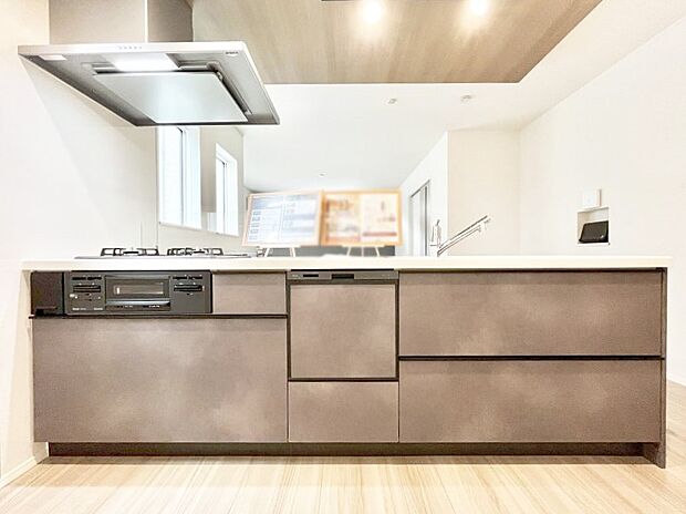 ~Kitchen~ 会話が弾むリビング、料理が愉しくなるキッチン。家は、ただ生活する場ではなく、暮らしを愉しく、快適にする場所。笑顔の毎日、安らぎの日々のために、最新の設備・仕様を採用。