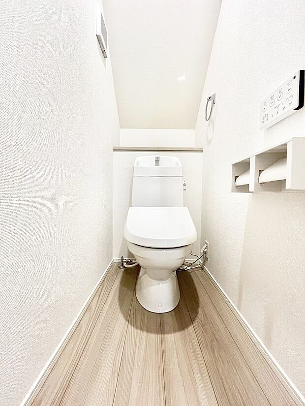 ~Toilet~ 綺麗・スッキリ・快適なウォシュレット付トイレでくつろげる空間です。トイレは毎日使わざるを得ないもの。いつも清潔を保ちたいですね。トイレが2ヶ所あるので朝の混雑時に便利です!