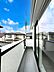バルコニー：～Balcony～  バルコニーは温かい陽がさしこみ、お布団や洗濯物を気持ちよく干すことができます。  使いやすく開放的なバルコニーです♪陽ざしがたっぷり降り注ぐ、バルコニー付き住まい。  